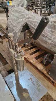 Manual crimping machine with stainless steel clamp, workbench, Km machines