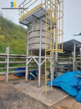 Tank with stainless steel platform 5000 liters WCR Equipment