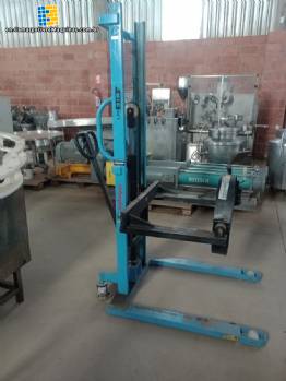 Forklift tipper turns 300 kg drum Paletrans