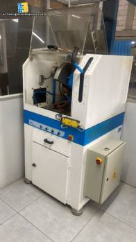Arotec metallographic cutter