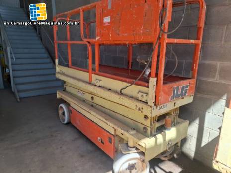 JLG scissor lift platform