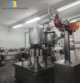 Stainless steel rotary filling machine with 8 nozzles, Serac brand, for liquids, fluids, beverages, juices, dairy drinks, and water.