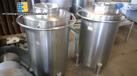 Stainless steel tank with handles