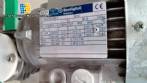 Automatic labeler for flat bottles