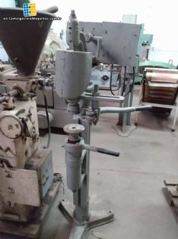 Seamer for cans