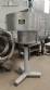 Bottle and jar screwing machine with automatic cap feeding system