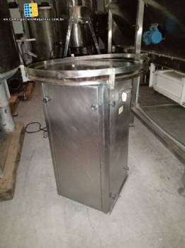 Accumulator table for bottles and products Accumulator table for bottles and products