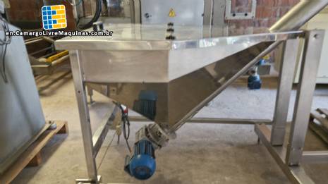 Inclined screw conveyor with stainless steel silo Inclined screw conveyor with stainless steel silo