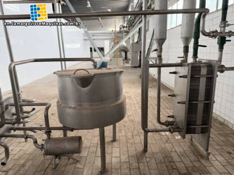 Stainless steel jacketed tank. With heat exchanger and centrifugal pump. Stainless steel jacketed tank. With heat exchanger and centrifugal pump.