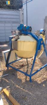Tilting concrete mixer-type coating pan with blower for caramelization. Tilting concrete mixer-type coating pan with blower for caramelization.